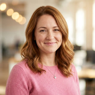 Visuel de profil d’Emily Watson, présentée comme responsable du service client chez Zéphyr Investange